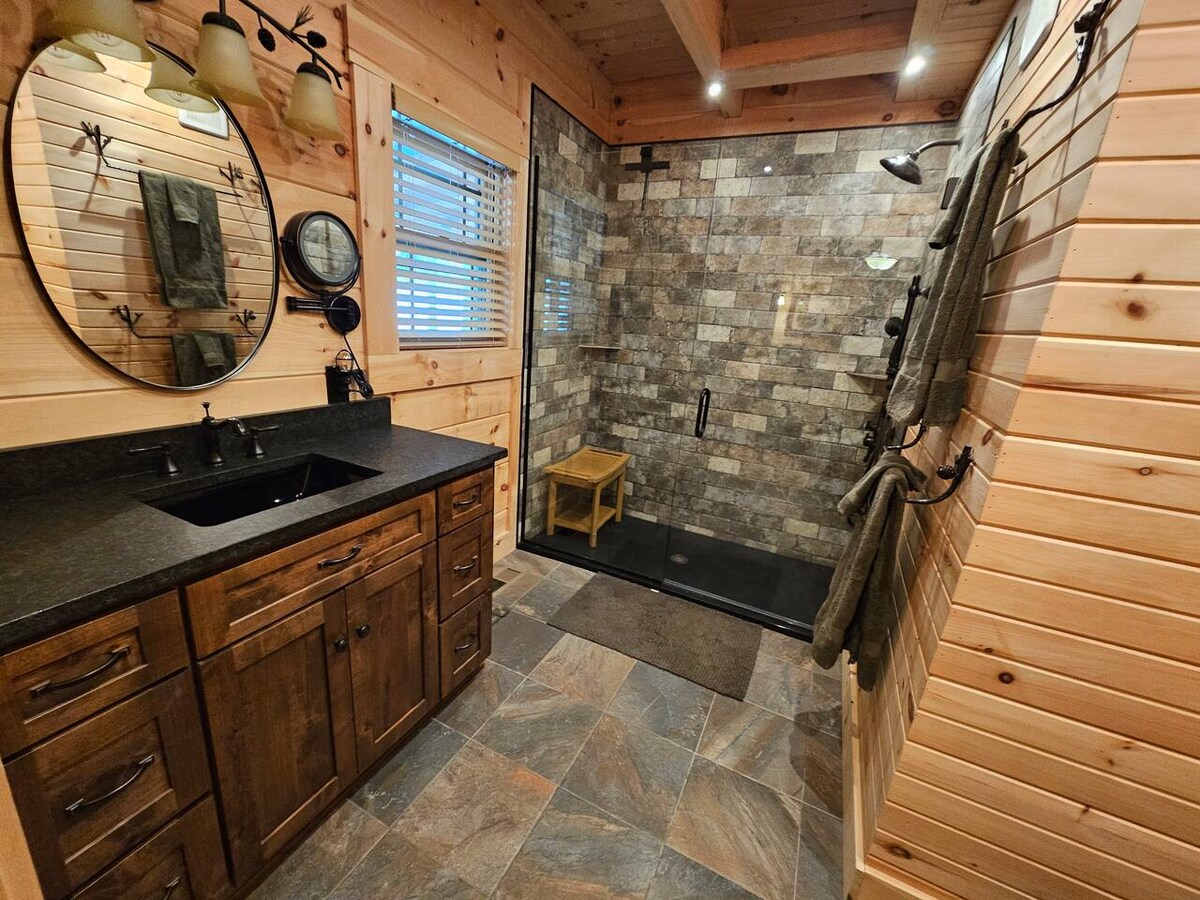 Pine Lodge full bathroom